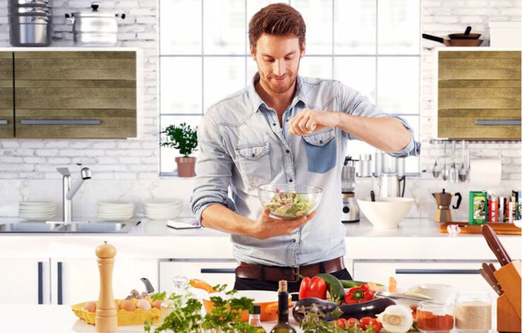 l'homme prépare une salade de légumes pour augmenter la puissance